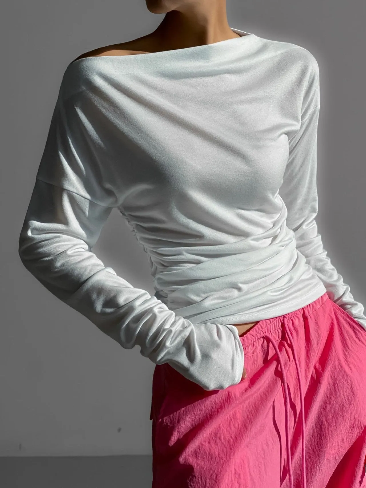 SIDE SHIRRED DRAPED DETAIL BOATNECK TOP